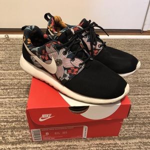 Nike women roshe sneakers